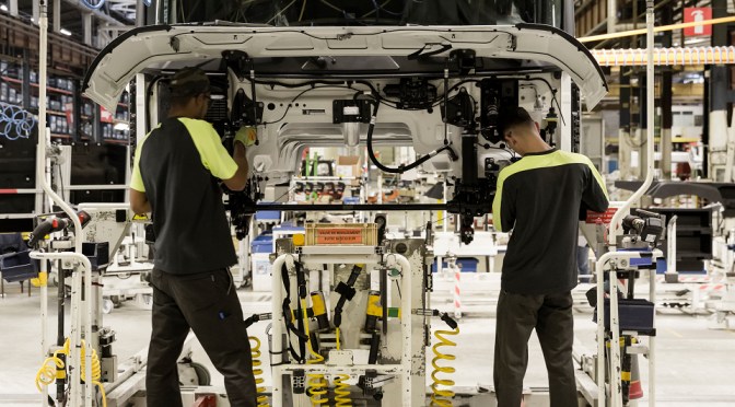 Відтепер можемо спостерігати онлайн за створенням вантажівок на заводі RENAULT